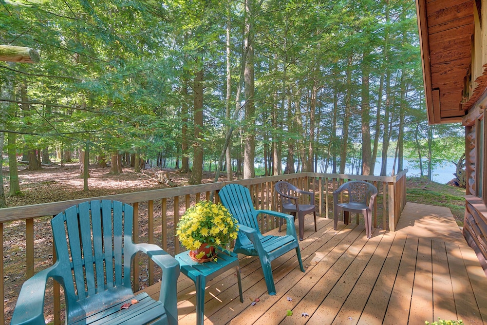 Lakefront Cabin w/ Beach Access: Levering Retreat
