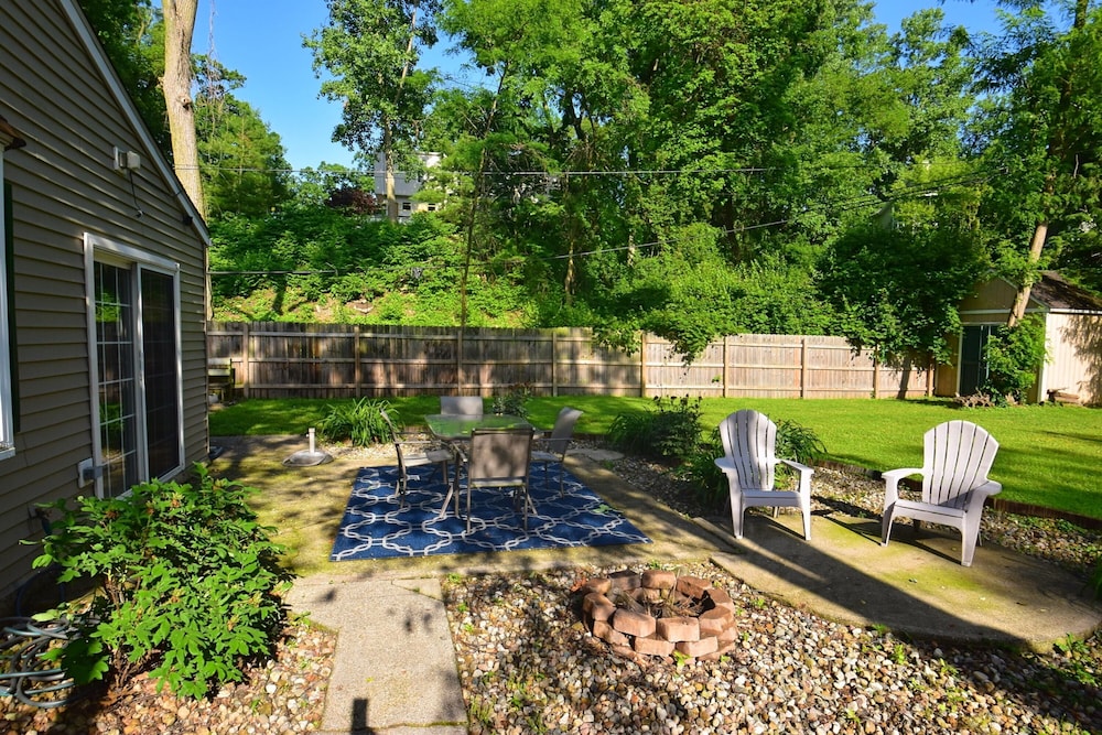 3 Blocks From Nd 3 Bedroom 2 Bath Home 1815