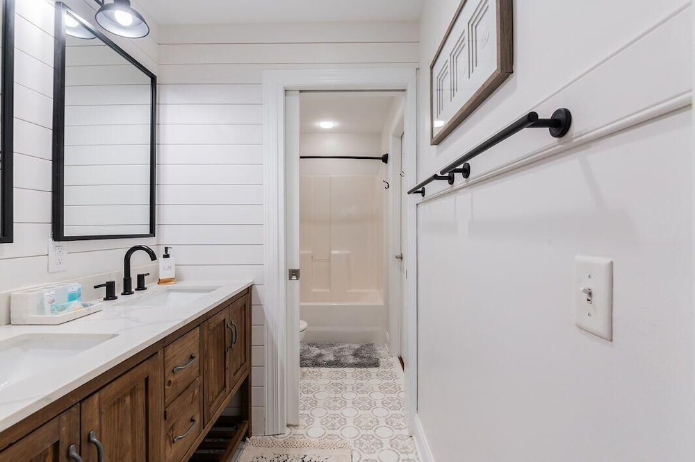 Pearl of the Promenade - Old Town Bluffton, SC 2 Bed Townhome in Prime Location