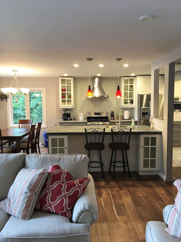 TO Stays - Waterfront Lake House Retreat