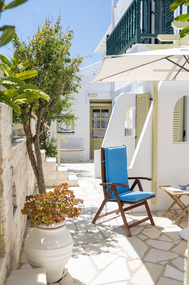 Leonardos Apartments
