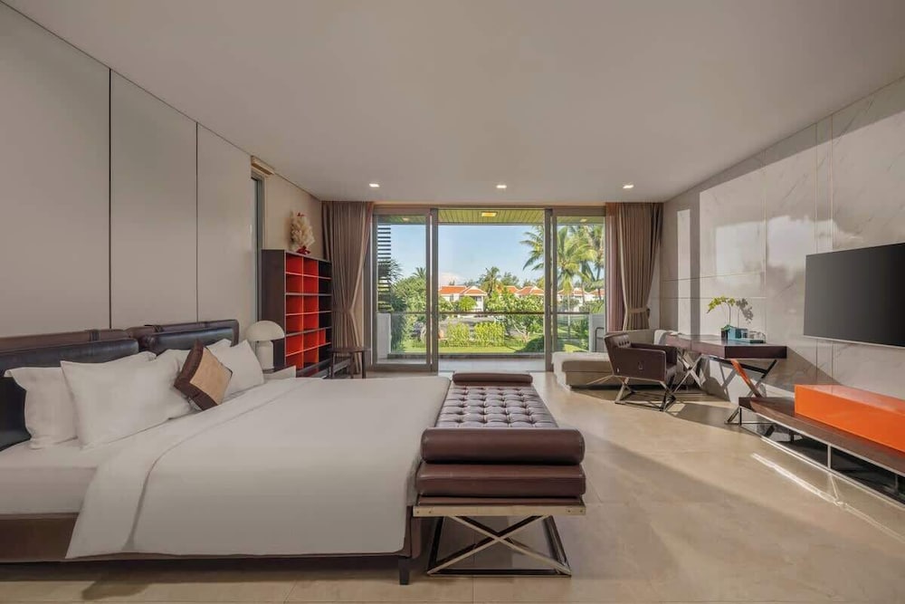 8BR Beachfront Eden: Luxury Events & Getaways
