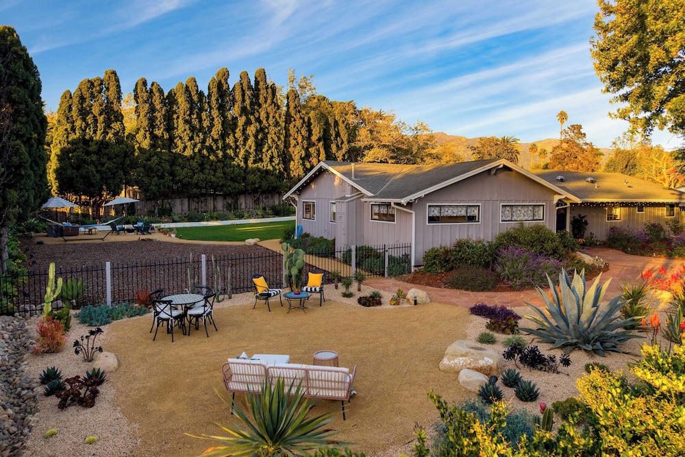 Hummingbird Haven by Avantstay Dog-friendly, Near the Beach, Huge Yard+hot Tub
