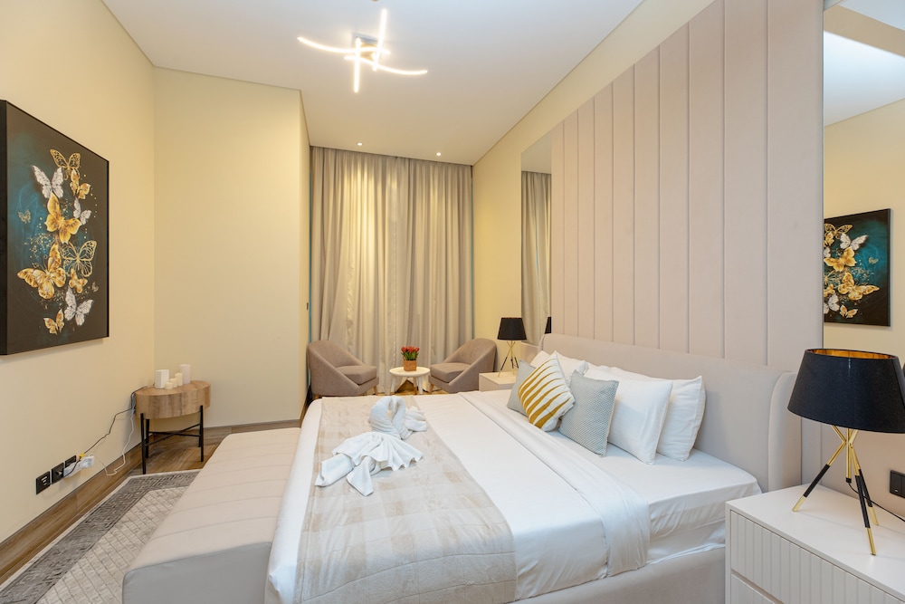 SIMPLY COMFORT Urban Chic Suites in J One Tower City & Canal Views