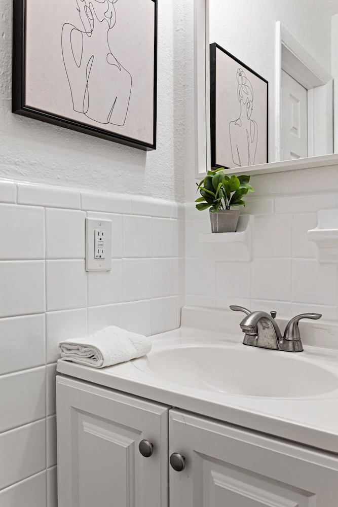 Stylish 2 BR Condo - Free Parking on Premises