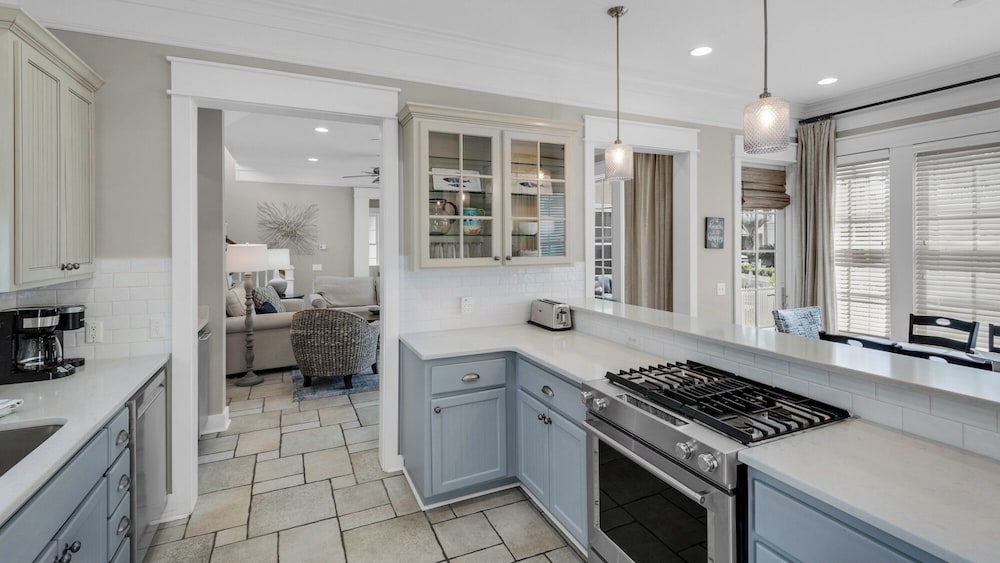 Private Splash Pool + Carriage House, 1 House to Beach w/ Beach Chair Setup! view 5