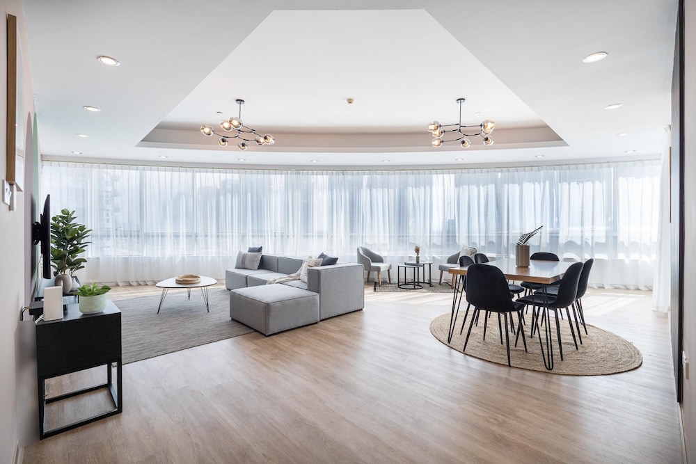 Dubai Marina - Stunning Huge 4 Bedroom Apts Near JBR - Gym - Pool - Parking by Sojo Stay
