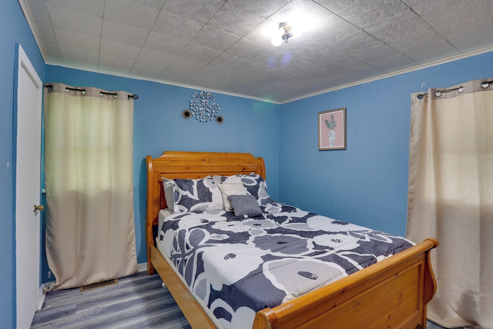 9 Mi to Hersheypark: Spacious Home w/ Deck