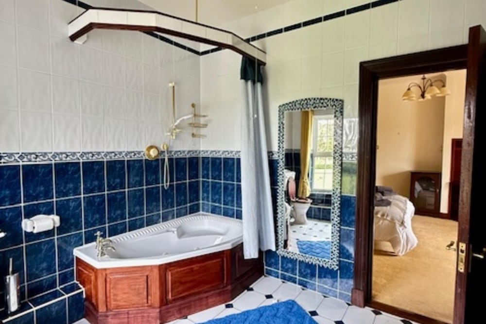 Summer Sale! Beakstown House Luxurious 5-bed Villa