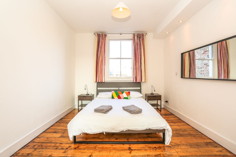 The Glasshouse Escape - 5BDR Victorian Jewel with Modern Twists in Jericho