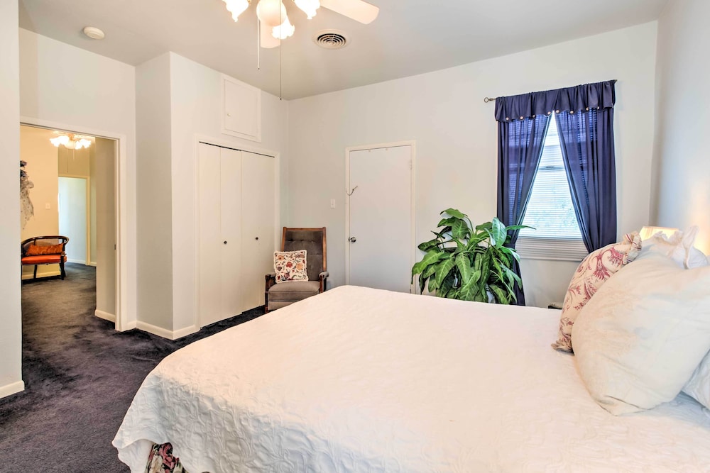 Historic Galveston Apartment - 1 Mi to The Strand!
