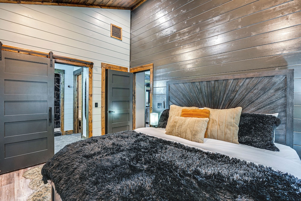 Luxe Broken Bow Vacation Rental: Hot Tub & Pets OK