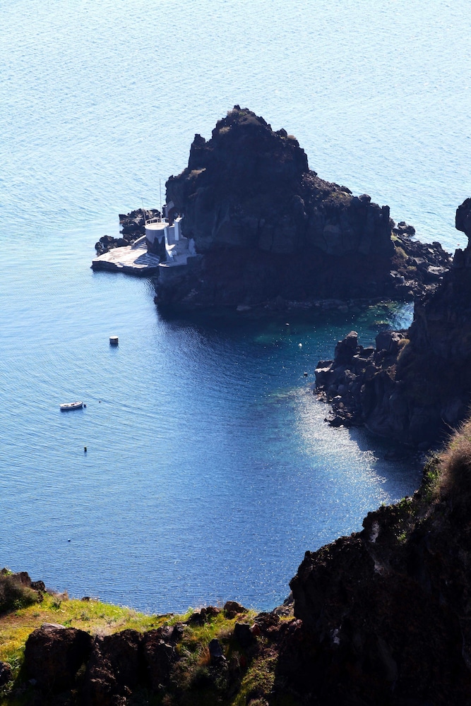 Menias Cave House