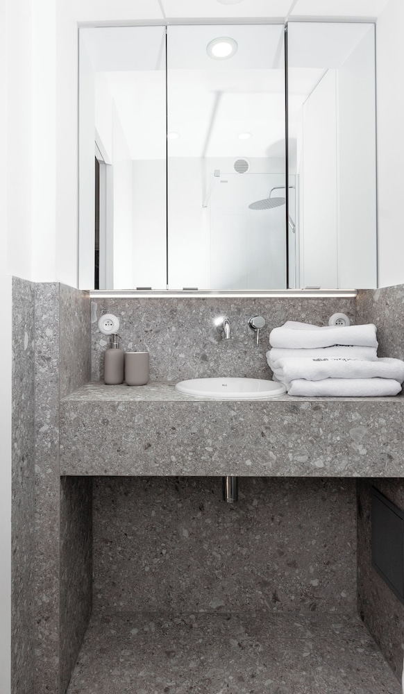 City Center Apartment 81 - ProperUNIT
