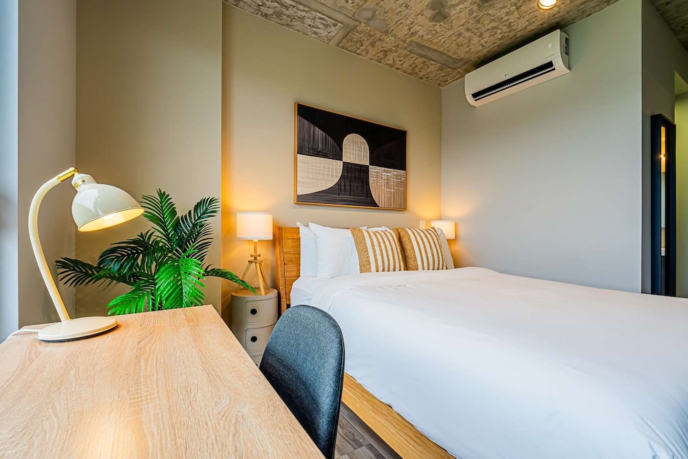 w Trendy 2BR w Balcony in the Heart of Centriqo