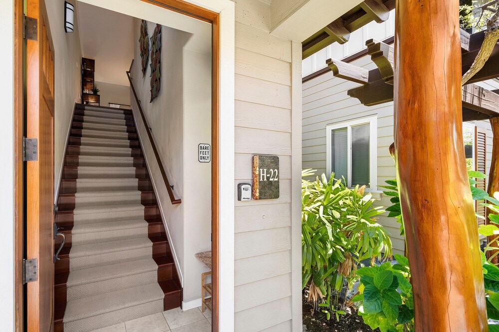 Ocean & Mountain Views - 2BR With Loft, 4 Beds - Relax in Luxury - Vrkcv