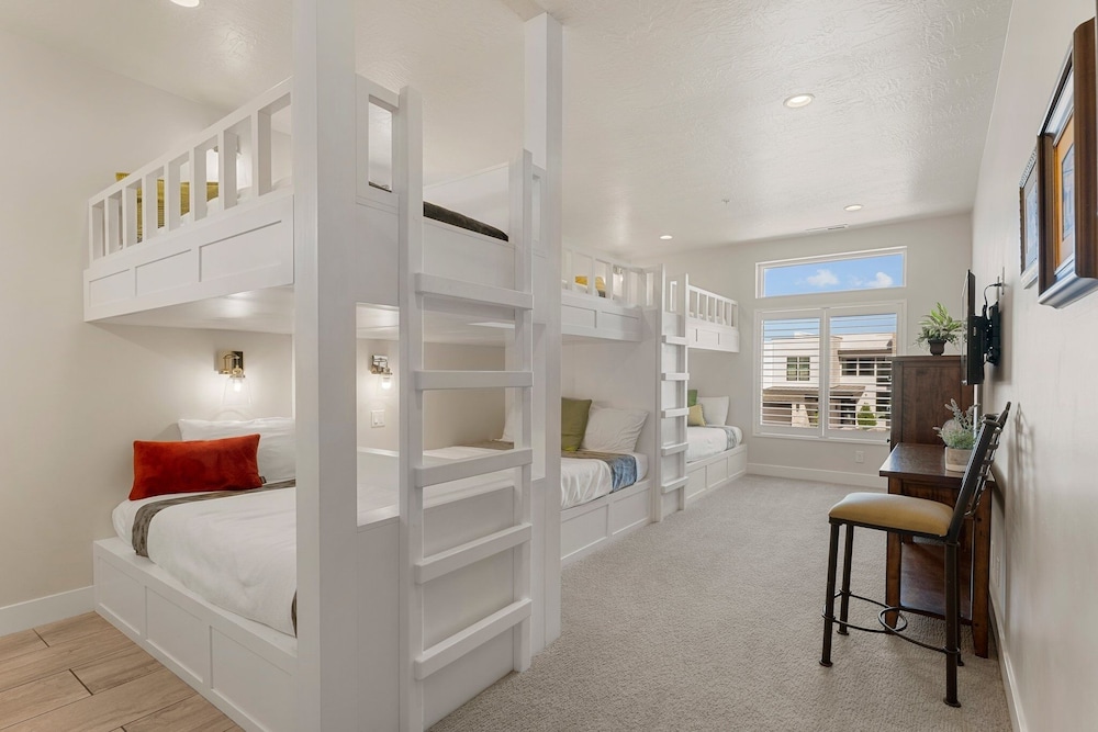 A Hole In One 15 Bedroom Home