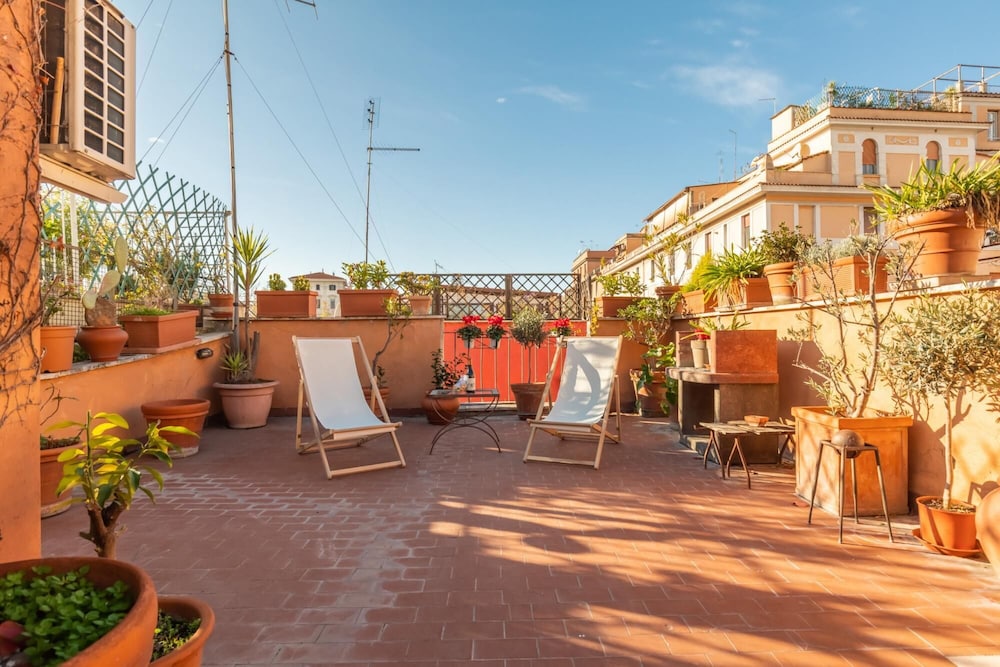 Trastevere Romantic Terraced Apartment