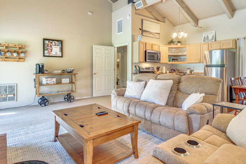 Golf Course Getaway & Hot Tub Haven in Pinetop!
