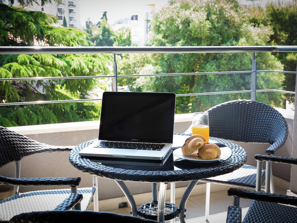 Topfloor Comfortable Luxury Apartment With Private Balcony,free Garage and Wi-fi