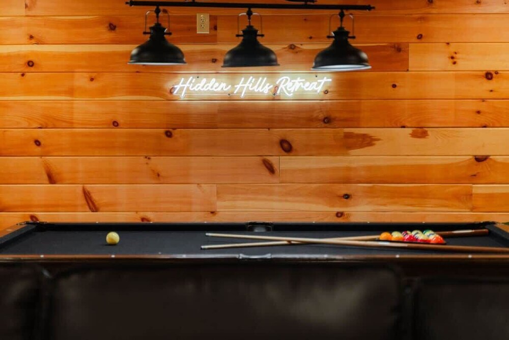 Sleeps 16! Luxury Cabin With Game Room & Hot Tub