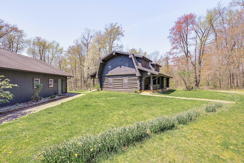 4 Mi to Dtwn: Spacious Family Cabin in Jonesville!