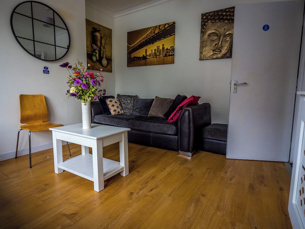 Ensuite5 Woodhouse private bath 2kitchen