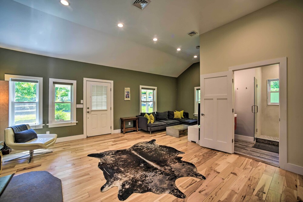 Charming Cottage w/ Deck: Mtn + Lake Views! view 2