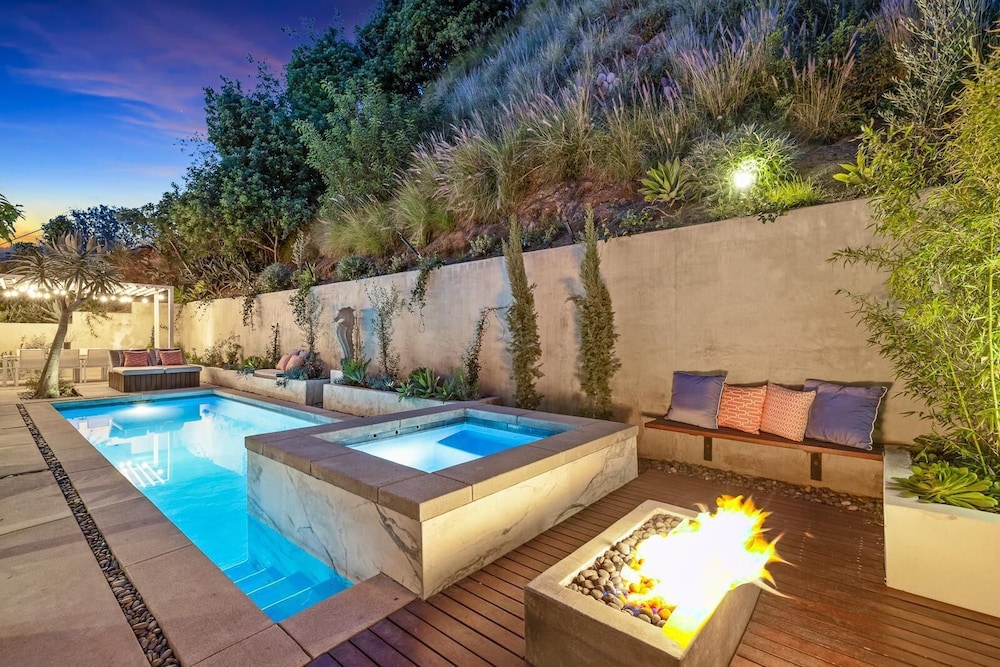 Belle Horizon - Modern Villa With Expansive Balcony and Views