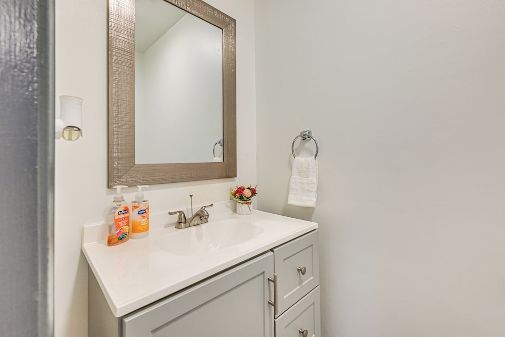 Townhome 1 Mi to Colt Park & Industrial District!