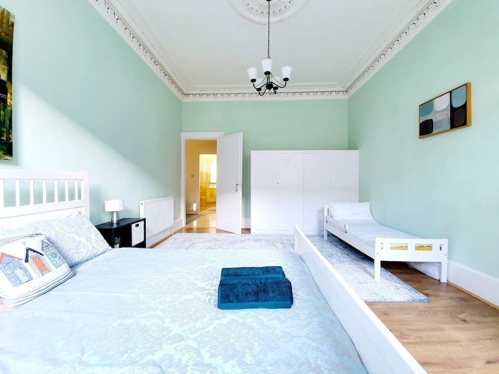 Spacious Apartment In Glasgow view 3