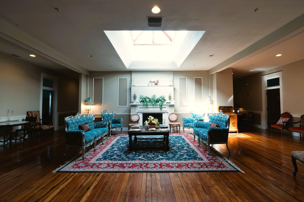 Oak Tree Hotel