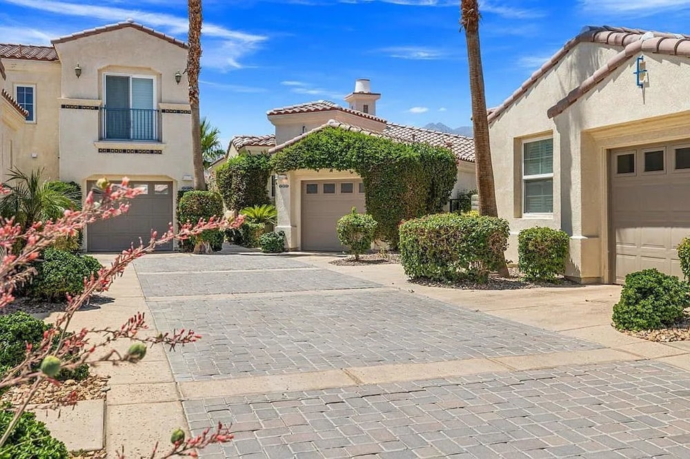 Stylish 2BR w Spa Patio