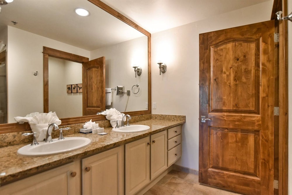 Bluesky Breckenridge Luxury 3 Bedroom Condo at Snowflake Lift