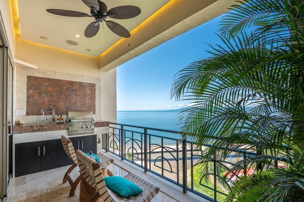 Ocean Front Amazing Views and Location Sleeps 8