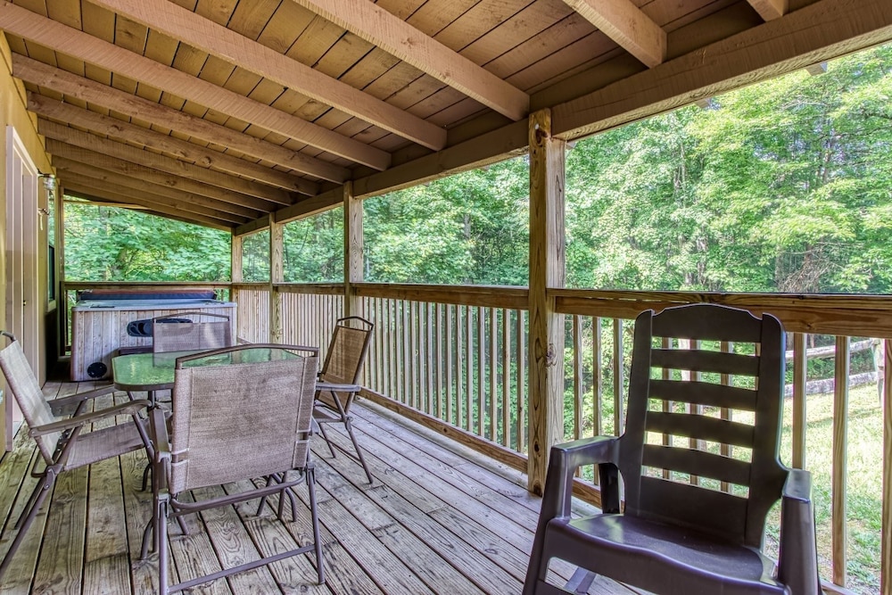 Nature's View - Enjoy Nature At Its Best! 3 Bedroom Cabin by RedAwning view 4