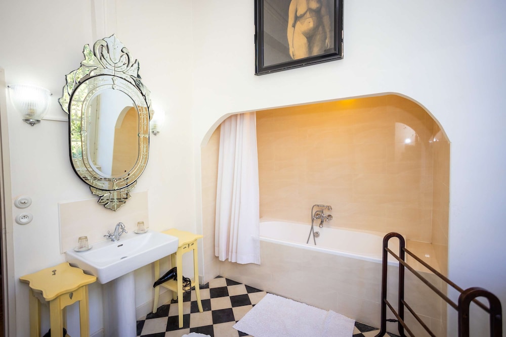 18th Century Ch Teau With Stunning Pool Gardens