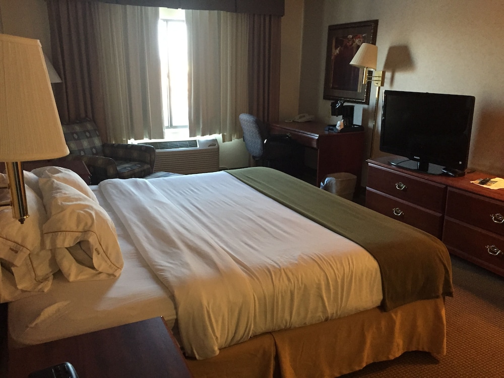 Emporia Vacations - Comfort Inn  Suites - Property Image 22