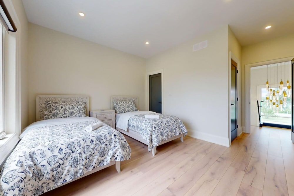 Lucky Mansion Luxury Villa in Fort Erie