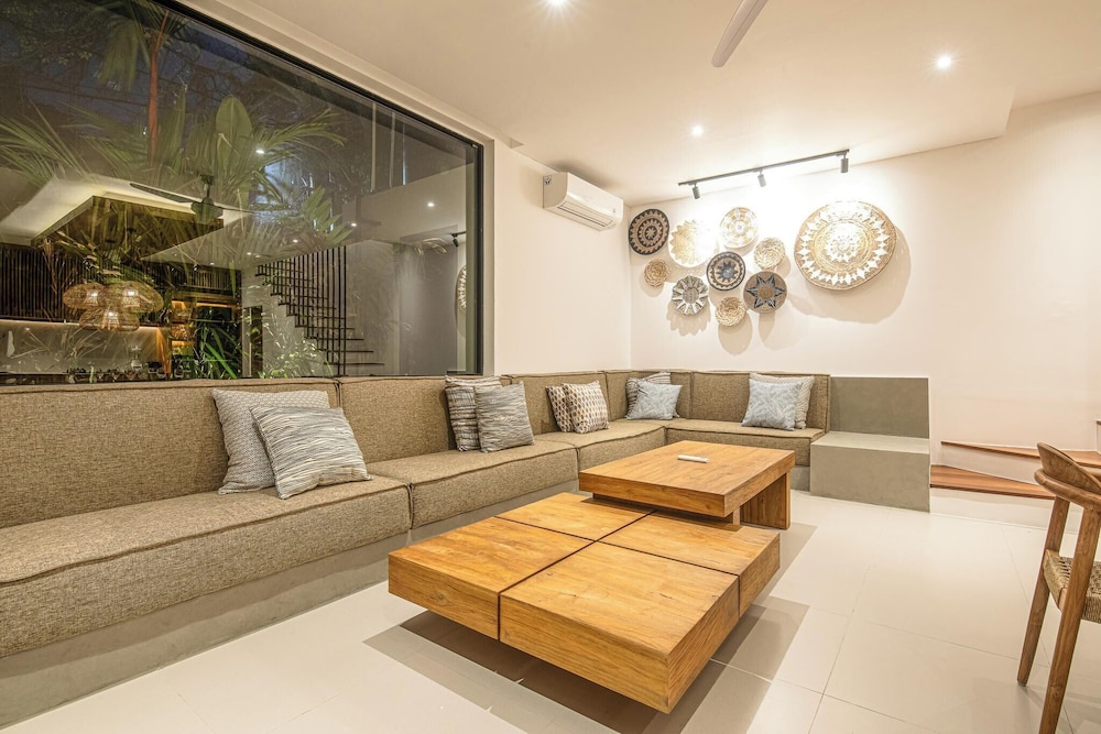Luxury 5BR Retreat, 400m From Café Del Mar Shore