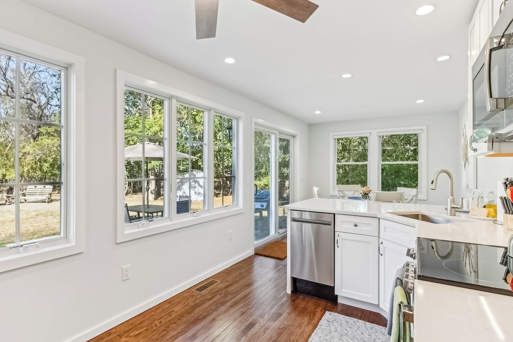 3BR Home Walk to Beach w/ Outdoor Shower & Grill