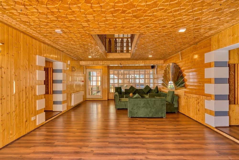 Xenious White House Eco Resort
