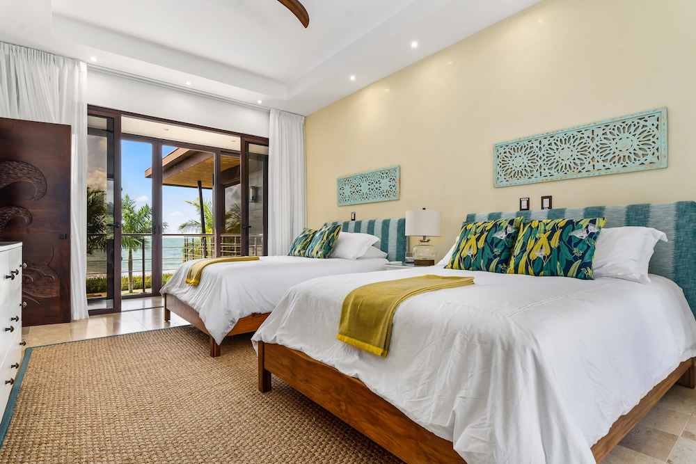 Beachfront Villa - Sunsets and Daily Maid Service