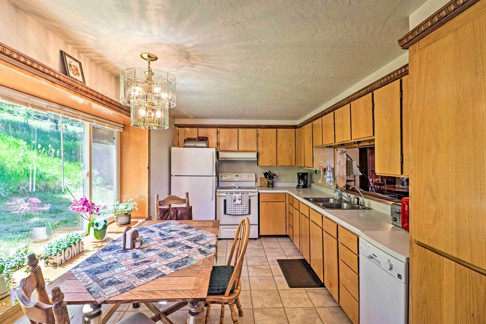 Cozy Montana Lake View Getaway - Fish & Hike! view 3
