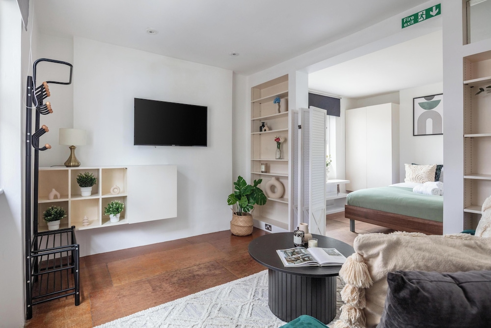 Chic 1BR by Goodge Street Station