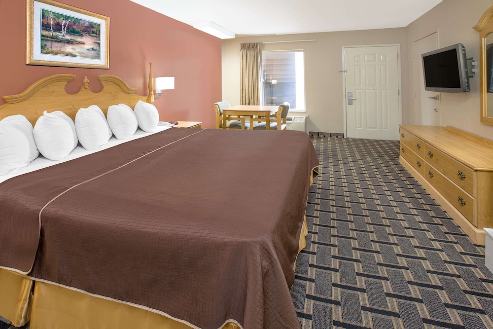 Days Inn & Suites by Wyndham Pine Bluff view 3
