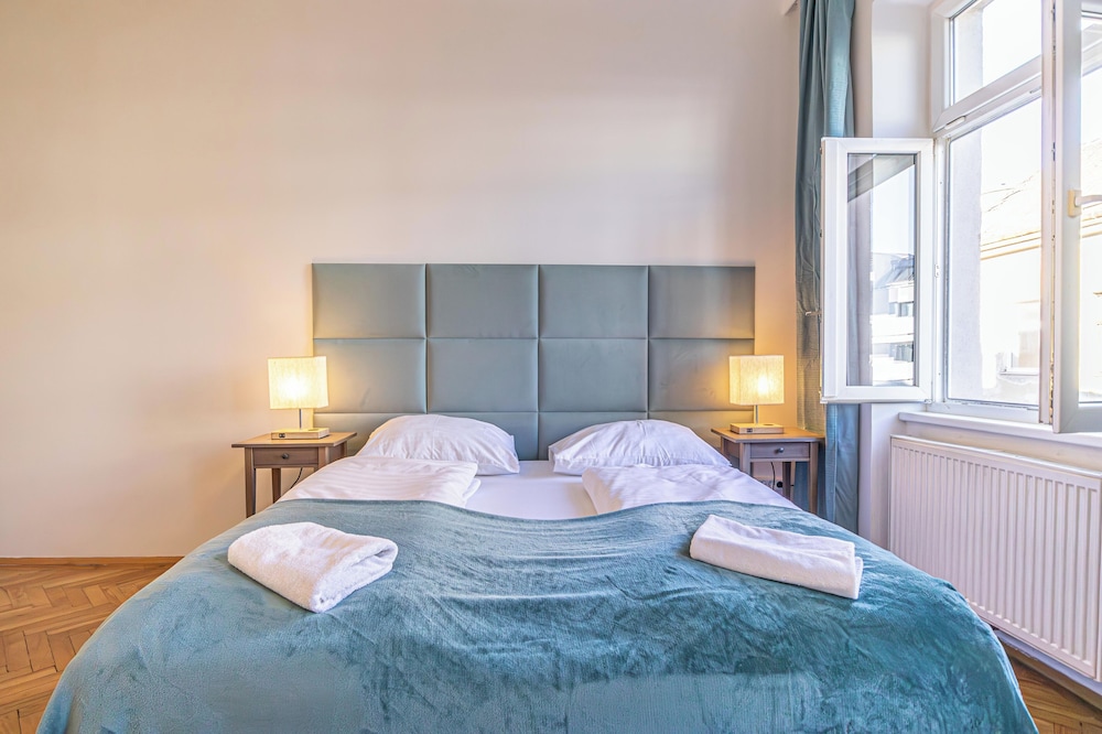 Chic 2BR Retreat Near Belvedere Palace