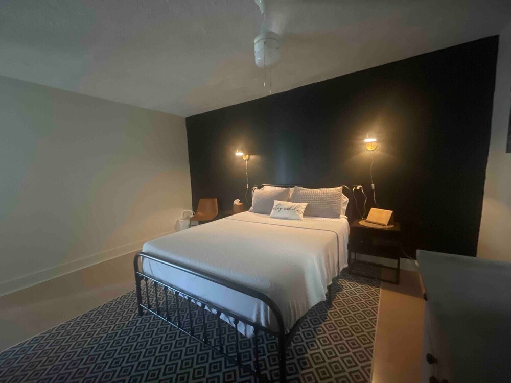 Pr Pvt Rm 5 Qn Bed Gated Comm Easy Parking view 4