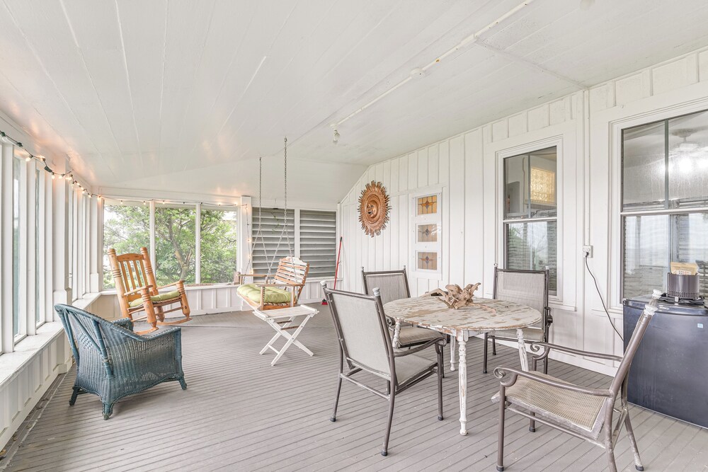 Galveston Bay Retreat: Historic La Porte Home!
