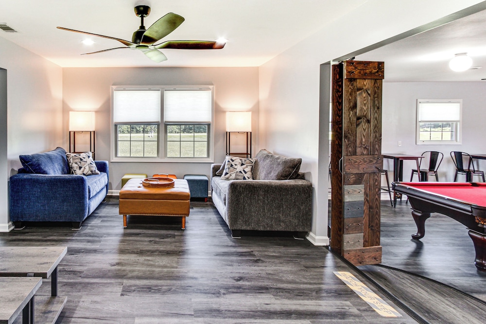 Group-friendly Home w/ Game Room in Albany!